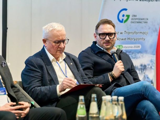 PSG CEO Szymon Paweł Moś, microphone in hand, speaks during a panel discussion at the IGG symposium