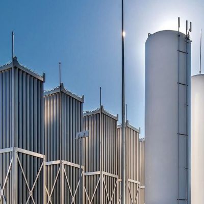 Stacja regazyfikacji (zbiorniki LNG i parownice) na tle bezchmurnego nieba