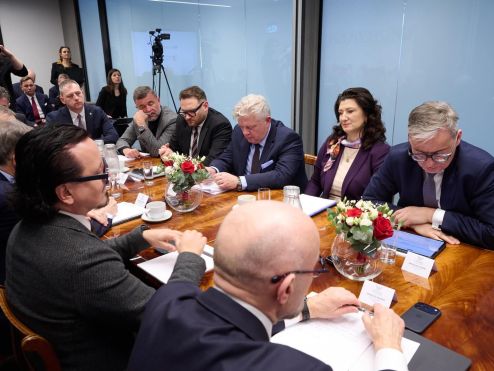 Uczestnicy debaty Rzeczpospolitej siedzą przy stole i rozmawiają