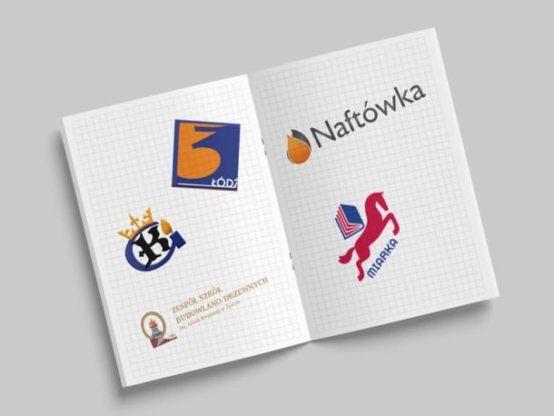 Grafika przedstawiająca otwarty zeszyt w kratkę, na stronach umieszczone są loga obdarowanych przez PSG szkół
