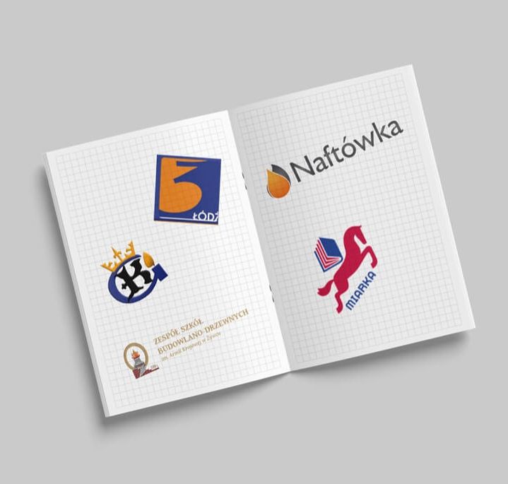 Grafika przedstawiająca otwarty zeszyt w kratkę, na stronach umieszczone są loga obdarowanych przez PSG szkół