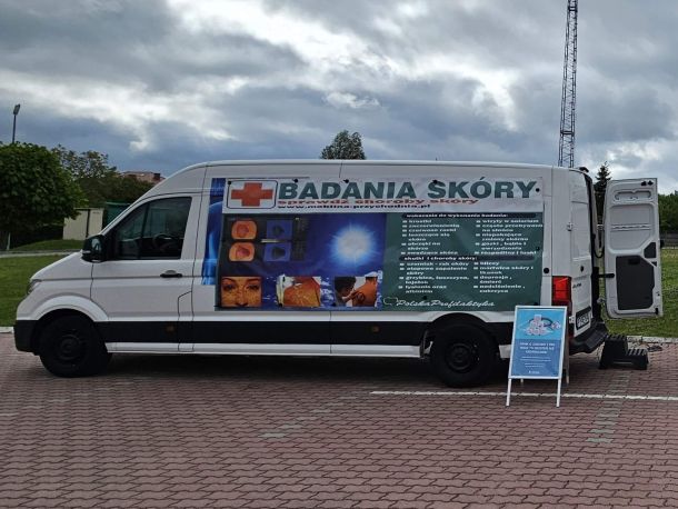 A vehicle serving as a mobile dermatology clinic, bearing the words: ‘skin examinations’