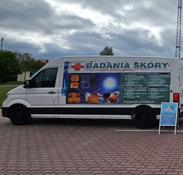 Samochód pełniący funkcję dermobusa z napisem: badania skóry