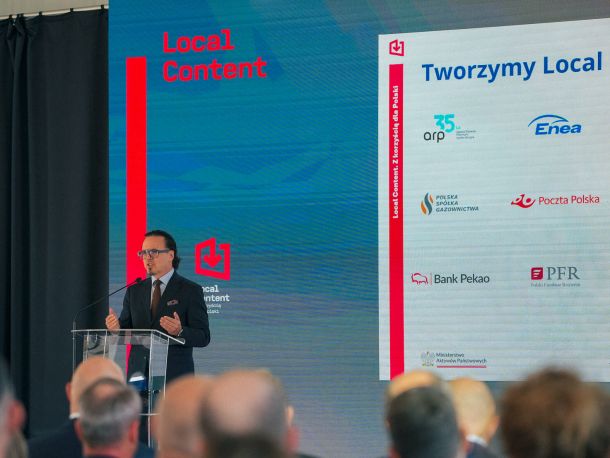 Minister Aktywów Państwowych Wojciech Balczun przemawia podczas konferencji na temat local content