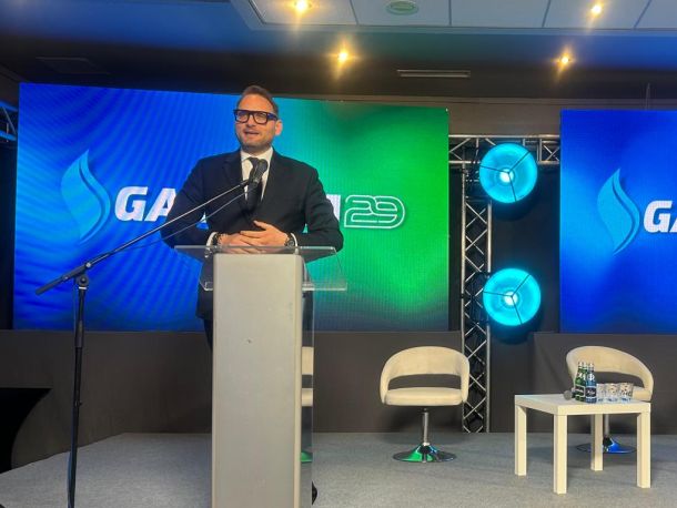 Prezes zarządu PSG Szymon Paweł Moś przemawia stojąc za mównicą podczas konferencji gazterm 2026
