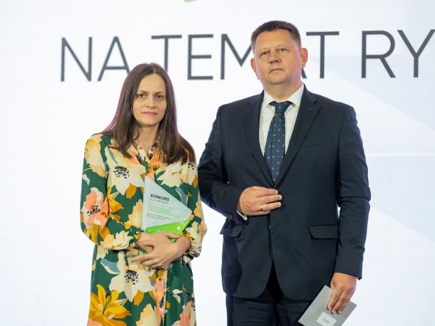 Członek zarządu PSG Jerzy Sitko stoi na scenie wraz z laureatką konkursu