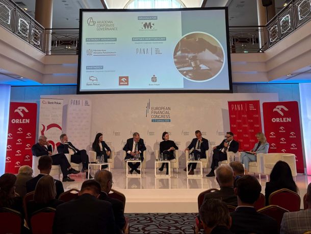 Uczestnicy panelu podczas XVI Europejskiego Kongresu Finansowego w Sopocie, szeroki plan na salę