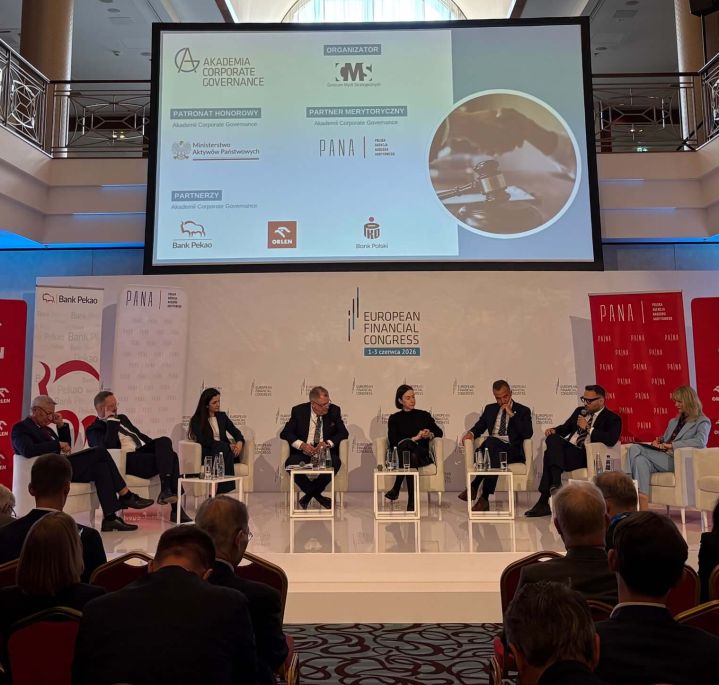 Uczestnicy panelu podczas XVI Europejskiego Kongresu Finansowego w Sopocie, szeroki plan na salę