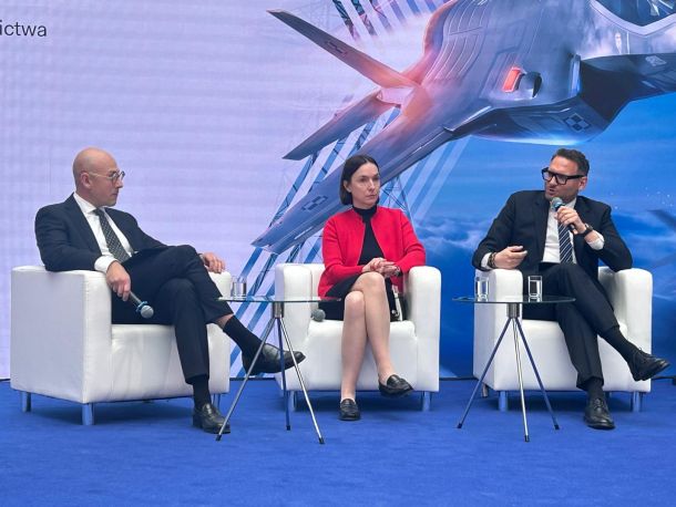 Prezes zarządu PSG Szymon Paweł Moś podczas panelu dyskusyjnego w trakcie Energia z Polski – Local First